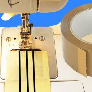 Balenciaga usa un rollo de cinta como pulsera