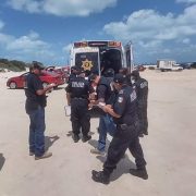 Rescatan a menores a punto de ahogarse en Chuburná Puerto