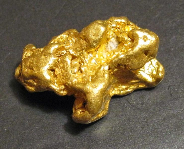 Un hombre encontró una enorme pepita