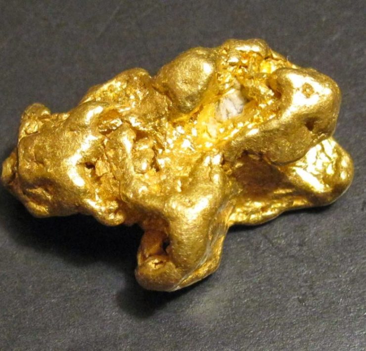 Un hombre encontró una enorme pepita