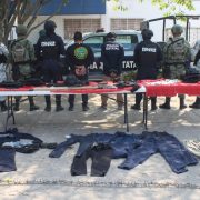 Detienen a dos sujetos en Paraíso; se hacían pasar por policías