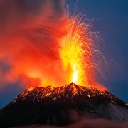 Mujer cae dentro de un volcán