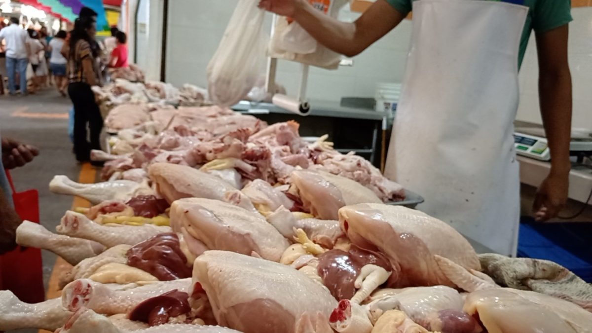 En riesgo la salud de personas que compran pollos al comercio ambulante