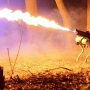 Un perro robot con lanzallamas