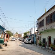 Habitantes de la calle Reforma Agraria en penumbras