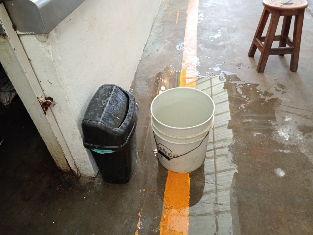 Fuga de agua en el mercado AFA