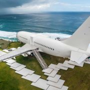 Compra un avión y lo vuelve un hotel