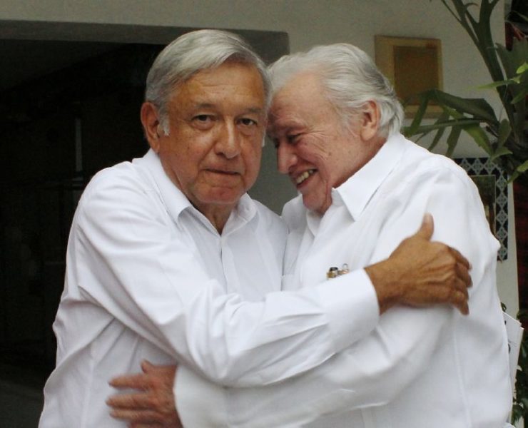 AMLO rinde homenaje a Mario Renato Menéndez