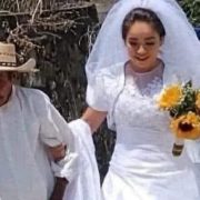 Abuelito acompaña a su nieta al altar, nieta orgullosa de sus raíces