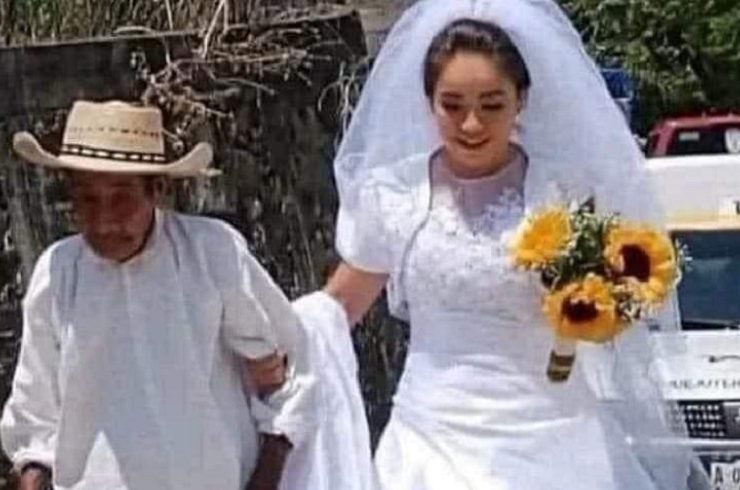 Abuelito acompaña a su nieta al altar, nieta orgullosa de sus raíces