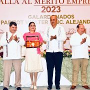 Ana Beatriz Parizot y Alejandro Campos, reciben Medalla al Mérito Empresarial 2023