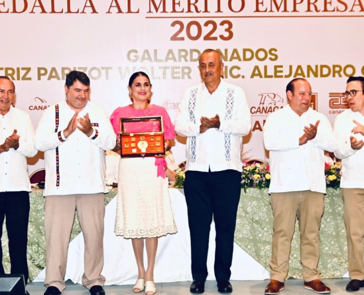 Ana Beatriz Parizot y Alejandro Campos, reciben Medalla al Mérito Empresarial 2023