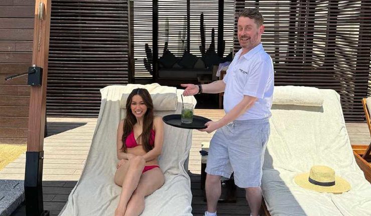 Macaulay Culkin trabajando en un hotel