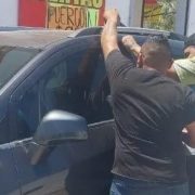 Bebé atrapado en un automóvil en Ciudad Caucel