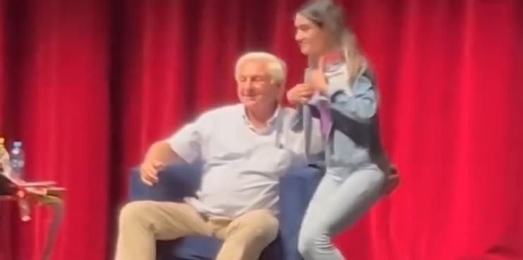 Roberto Canessa toca indebidamente