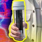 Una botella que purifica el agua caminando