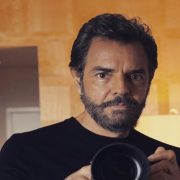Eugenio Derbez se pone celoso