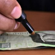 Se detectan 11 billetes falsos cada 24 horas en Yucatán