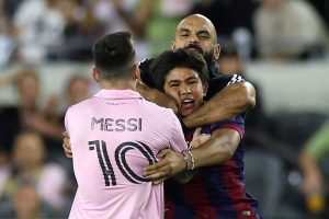 El guardaespaldas de Messi se mantiene cerca para evitar cualquier situación de riego, en el que pueda estar el actual campeón del mundo. 