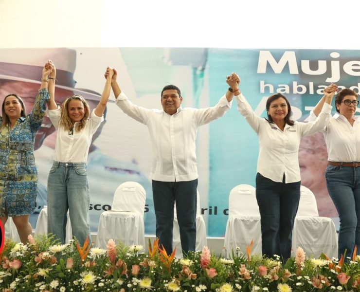 Mensaje de Javier May Rodríguez durante el encuentro con mujeres organizado por la Asociación Civil 25 Día Naranja, en el Salón Villahermosa del Parque Tomás Garrido Canabal