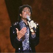 Subastarán chamarra de Michael Jackson