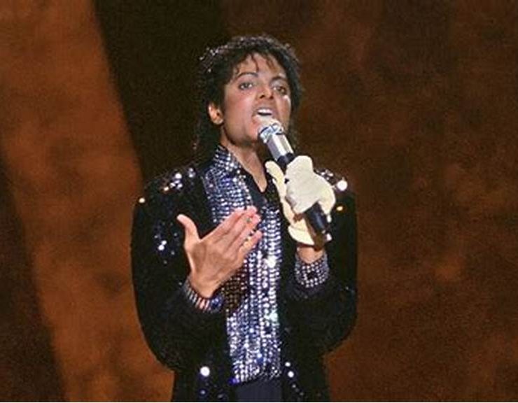 Subastarán chamarra de Michael Jackson