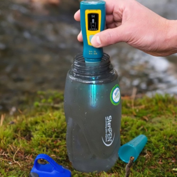 Una botella que purifica el agua caminando