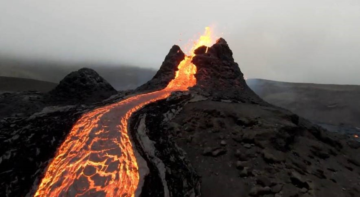Mujer cae dentro de un volcán