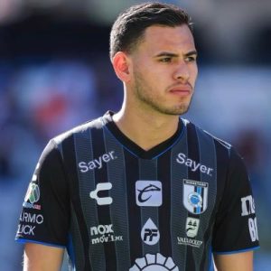 Raúl Sandoval adelantó a Querétaro, frente a Pumas.