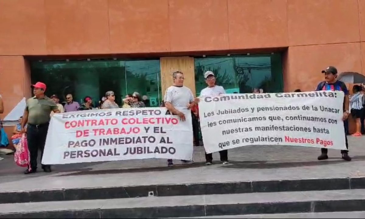 Marcha de inconformidad de trabajadores jubilados de la Unacar