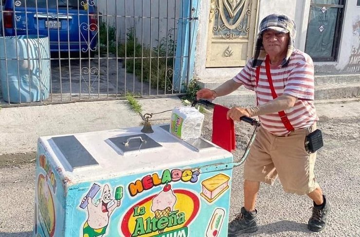 Un abuelito se disfraza del Chavo del 8 para vender sus paletas y alegrar a los niños