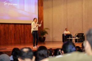 Durante un diálogo con la comunidad universitaria, junto al próximo Gobernador de Yucatán, Renán Barrera, Cecilia puso énfasis en el trabajo en equipo que realizará para cumplir su plan de gobierno “Una sola Mérida” y cumplir los compromisos de la Agenda Mérida 2050.