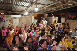 En la colonia Residencial del Norte Chenkú,  tuvo un encuentro con vecinos que le expusieron diversos tópicos, entre ellos el de servicios públicos municipales.