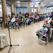 Papa Frabcisco se reune con 200 niños catecúmenos en visita sorpresa