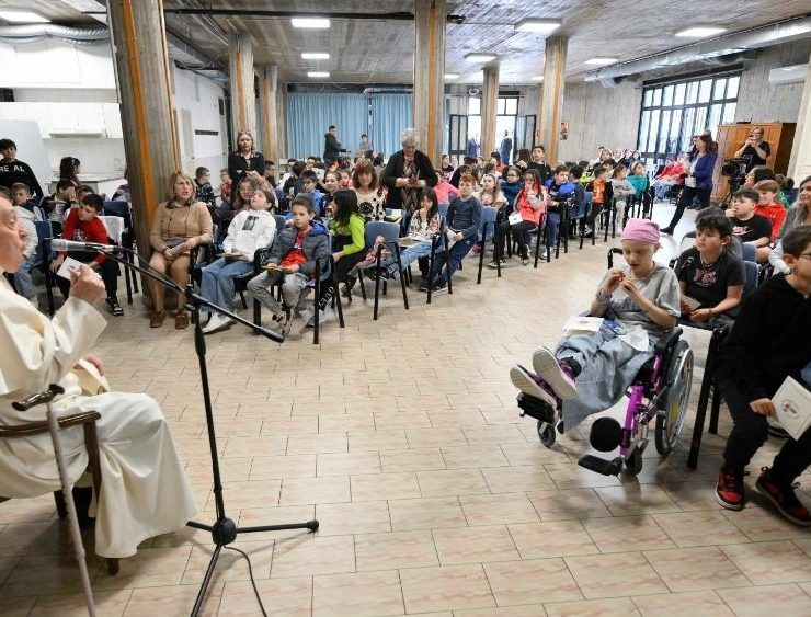 Papa Frabcisco se reune con 200 niños catecúmenos en visita sorpresa