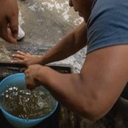 Aparentemente agua contaminda con disel, genera tensión