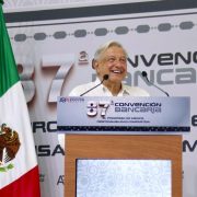 AMLO se despide ante banqueros con agradecimientos y balance de gestión