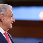 El presidente López Obrador responde a las acusaciones durante el segundo debate presidencial
