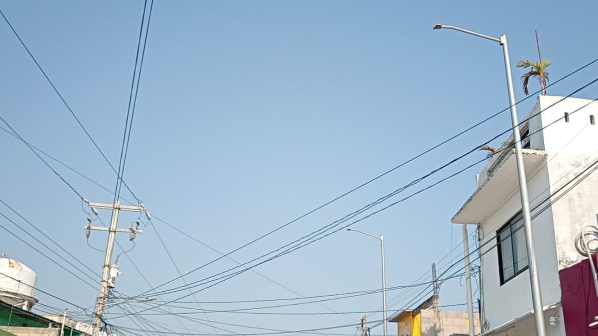 Habitantes de la calle Reforma Agraria en penumbras