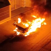 Queman autos y aparecen mantas amenazantes en Tabasco