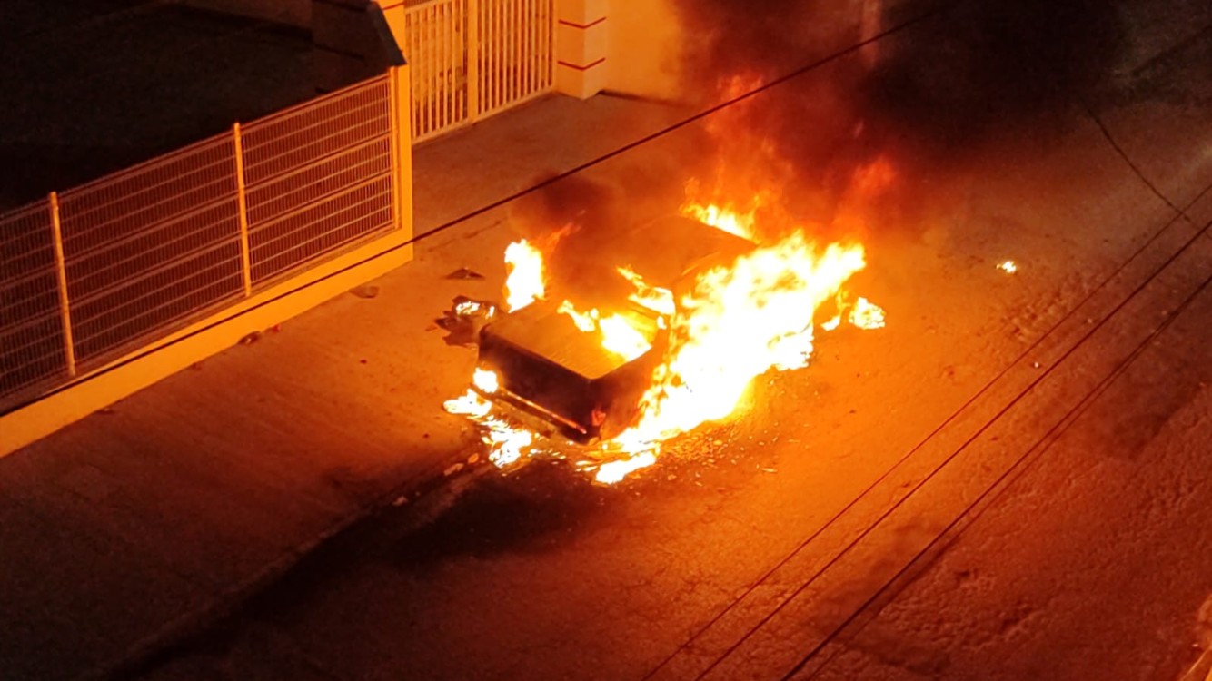 Queman autos y aparecen mantas amenazantes en Tabasco