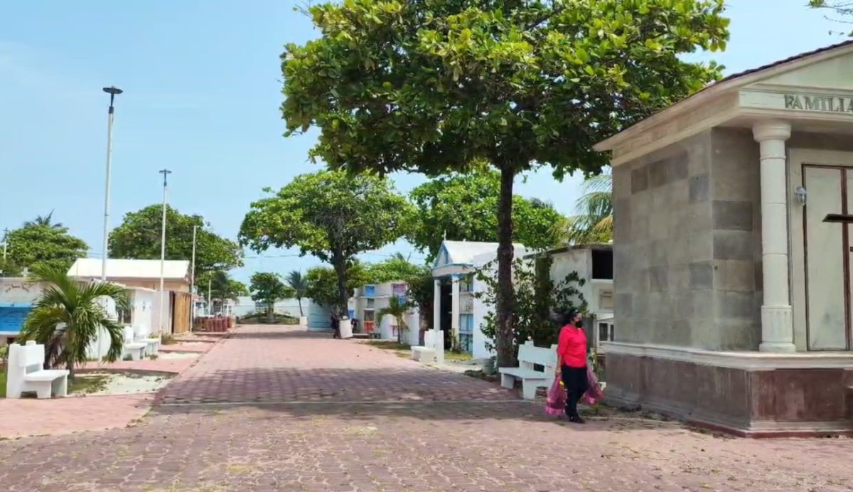 Panteón colonia listo para recibir a visitantes el día de mañana