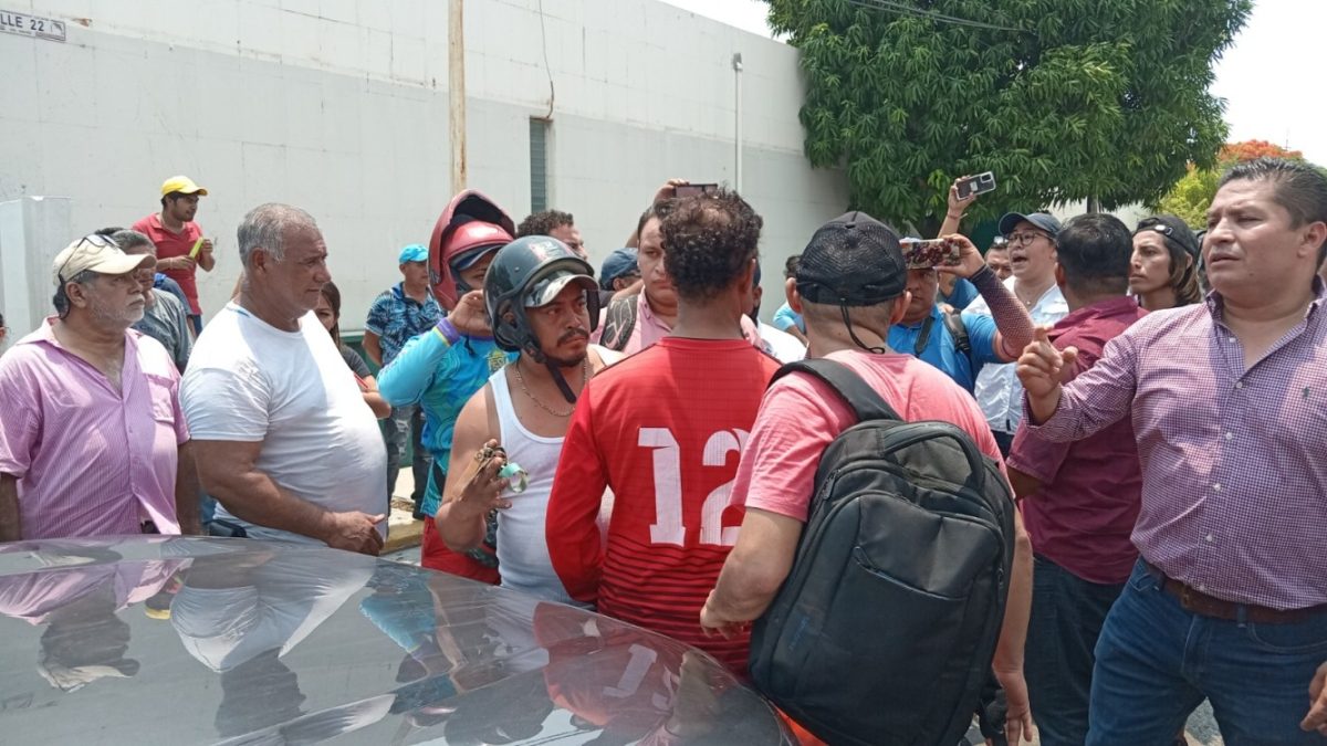 Transportistas urbanos bloquean calle 22 de la zona centro