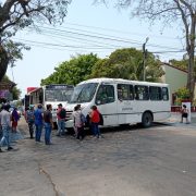 Transportistas urbanos bloquearon la calle 22 de la zona centro