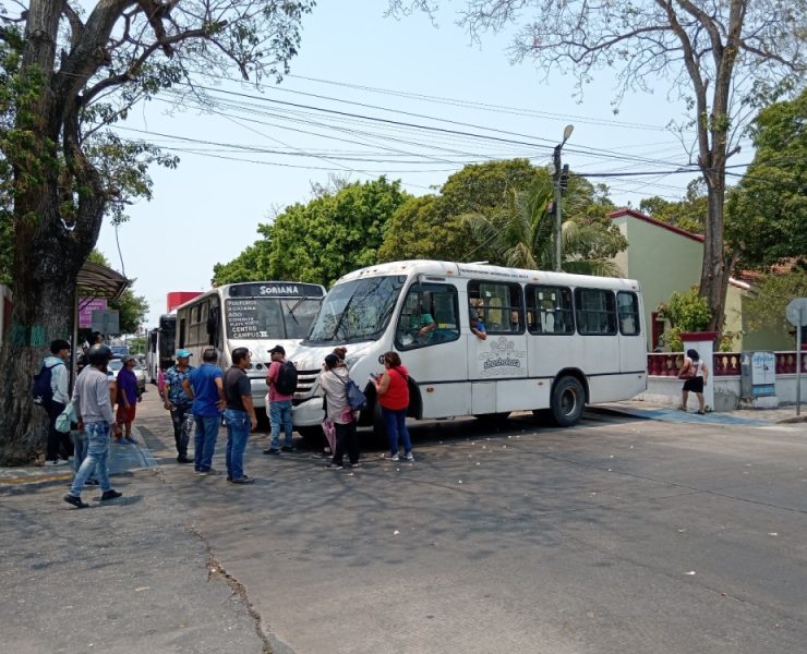Transportistas urbanos bloquearon la calle 22 de la zona centro