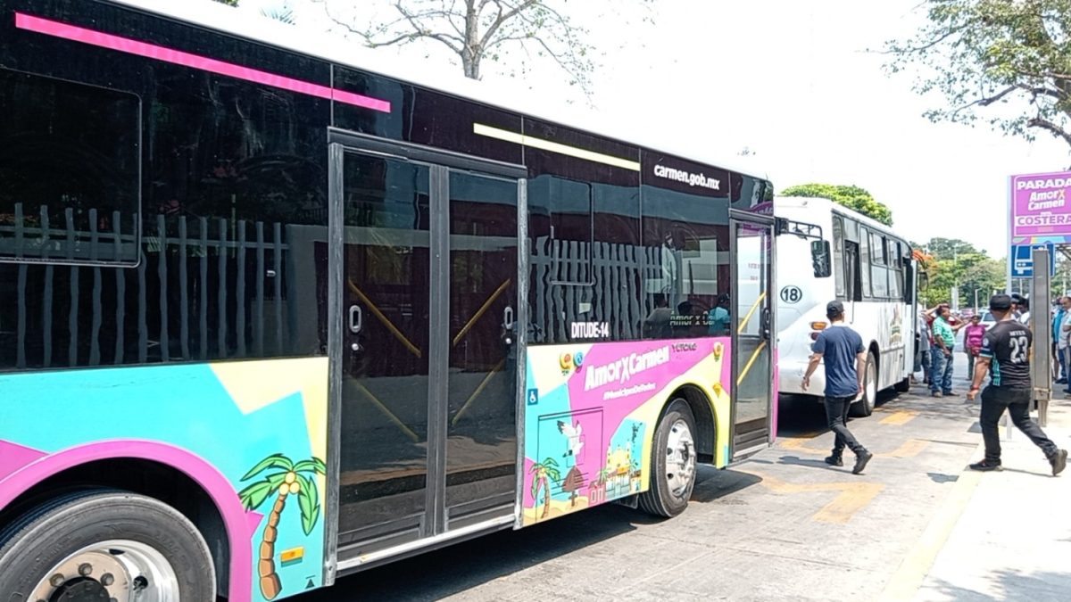 Transportistas urbanos bloquearon la calle 22 de la zona centro