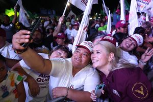Verónica Camino aseguró que en Yucatán la ciudadanía, votará 6 de 6 porque sabe la importancia de tener legisladores federales y estatales que refuercen con su decisión en el Congreso local y en las Cámaras de Diputados y Senadores.