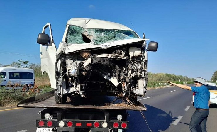 Camioneta impacta contra tráiler en la carretera Mérida-Cancún