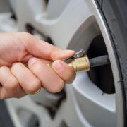 ¿Cuánta presión de aire lleva una llanta?