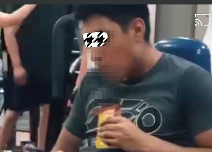 Joven es captado comiendo alimento para perro en el GYM